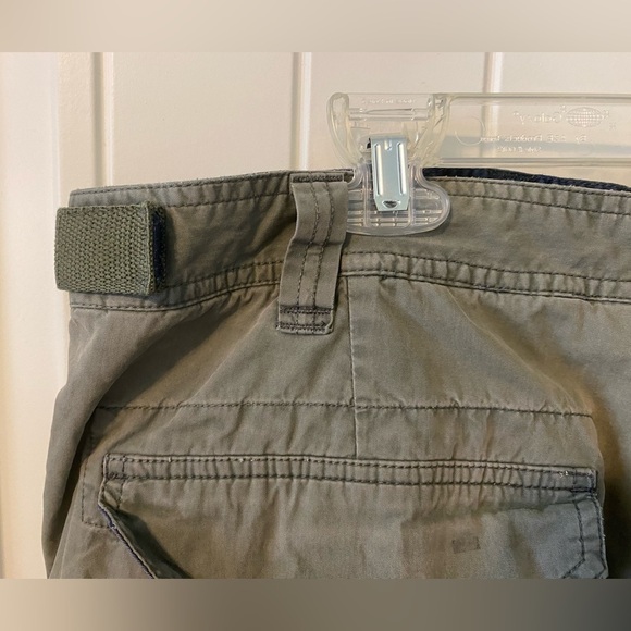 Old Navy Men’s Cargo shorts Green size 40 Belt loops zip front 6 pockets W/flaps - Picture 7 of 12